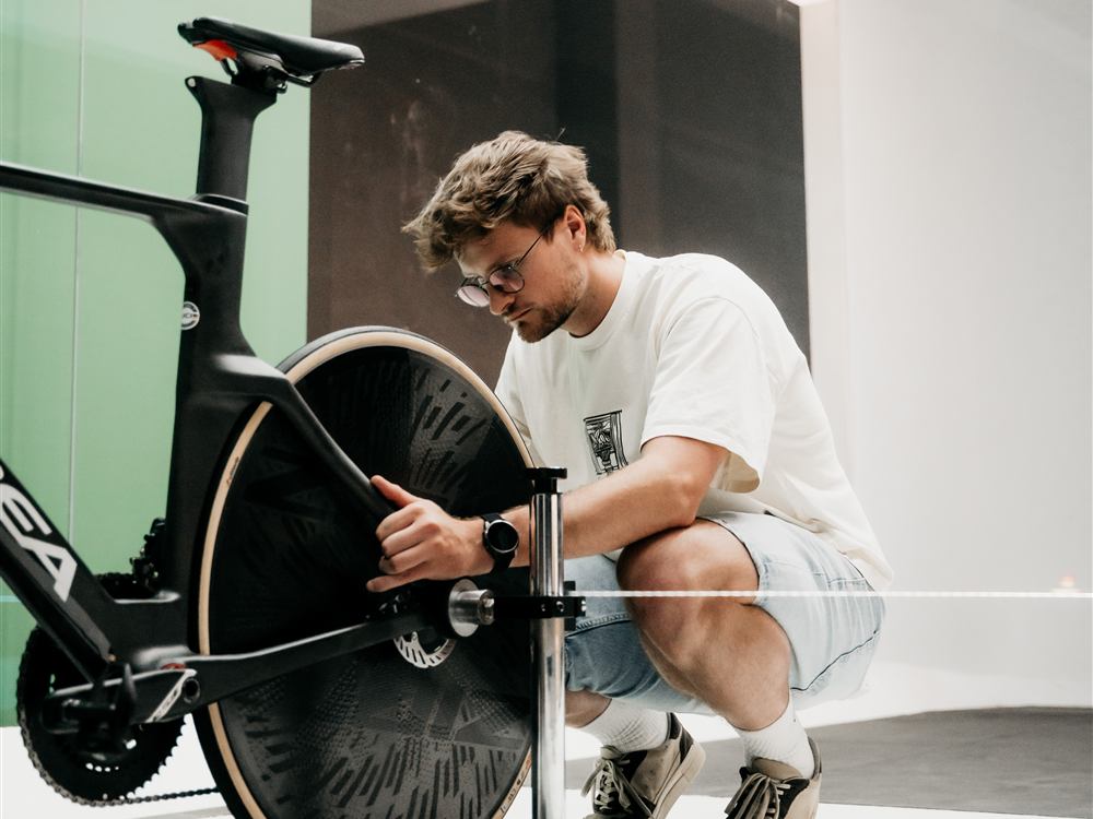 Mounting a time trial bike on the tunnel balance